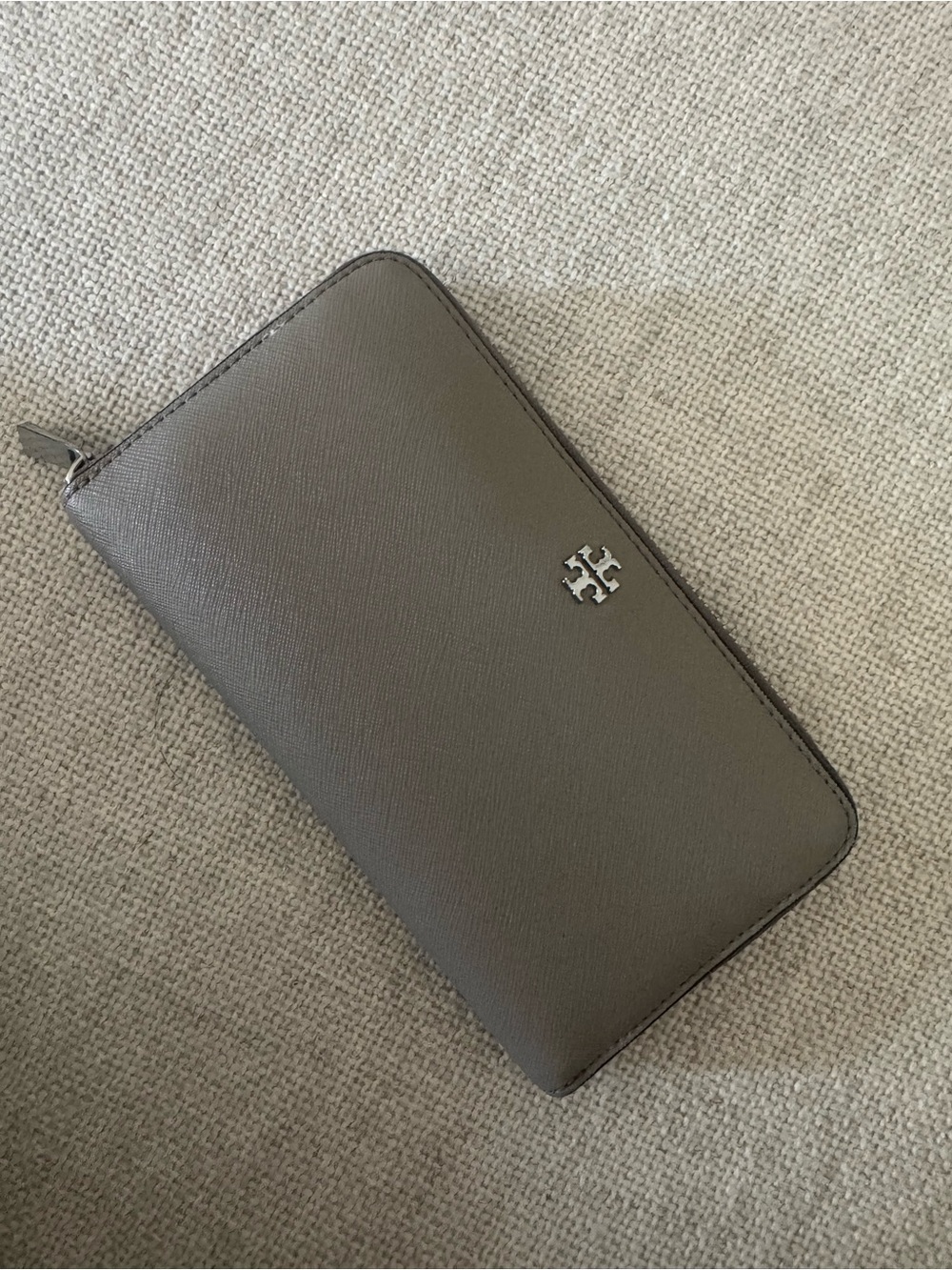 Tory Burch Saffiano Zip Wallet in Taupe Gray
